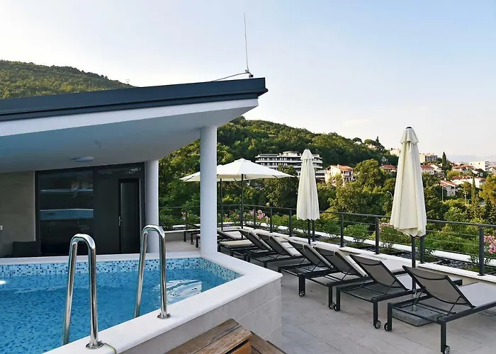 In Ziza, Rooftop Swimming Pool * אופטיה