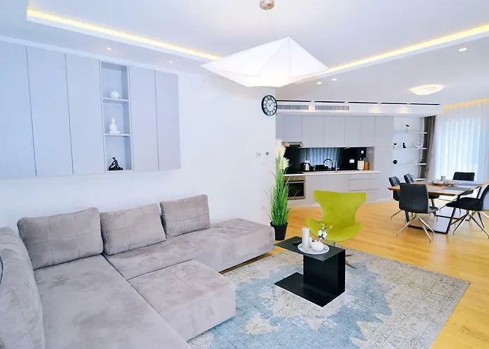 In Ziza, Rooftop Swimming Pool אופטיה