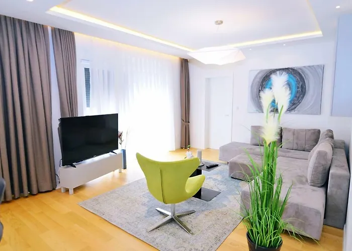 In Ziza, Rooftop Swimming Pool אופטיה