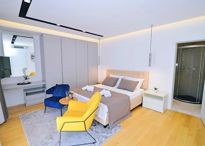 In Ziza, Rooftop Swimming Pool * אופטיה