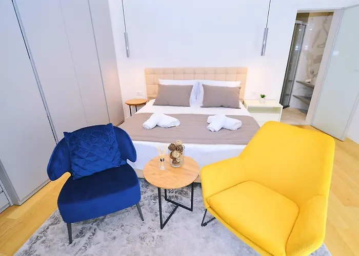 In Ziza, Rooftop Swimming Pool אופטיה