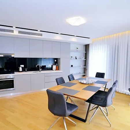 In Ziza, Rooftop Swimming Pool * 奥帕提亚