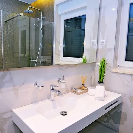 In Ziza, Rooftop Swimming Pool * 奥帕提亚