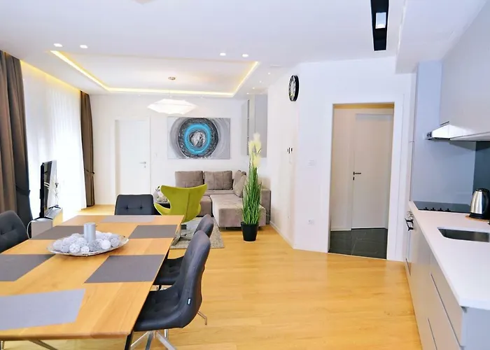 In Ziza, Rooftop Swimming Pool 오파티아